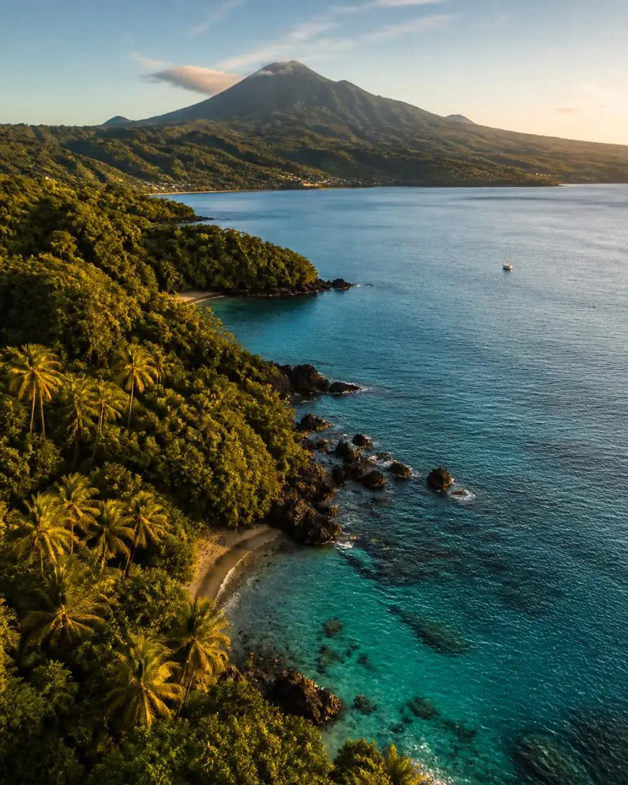 Côte volcanique et lagon turquoise de Martinique vus du ciel